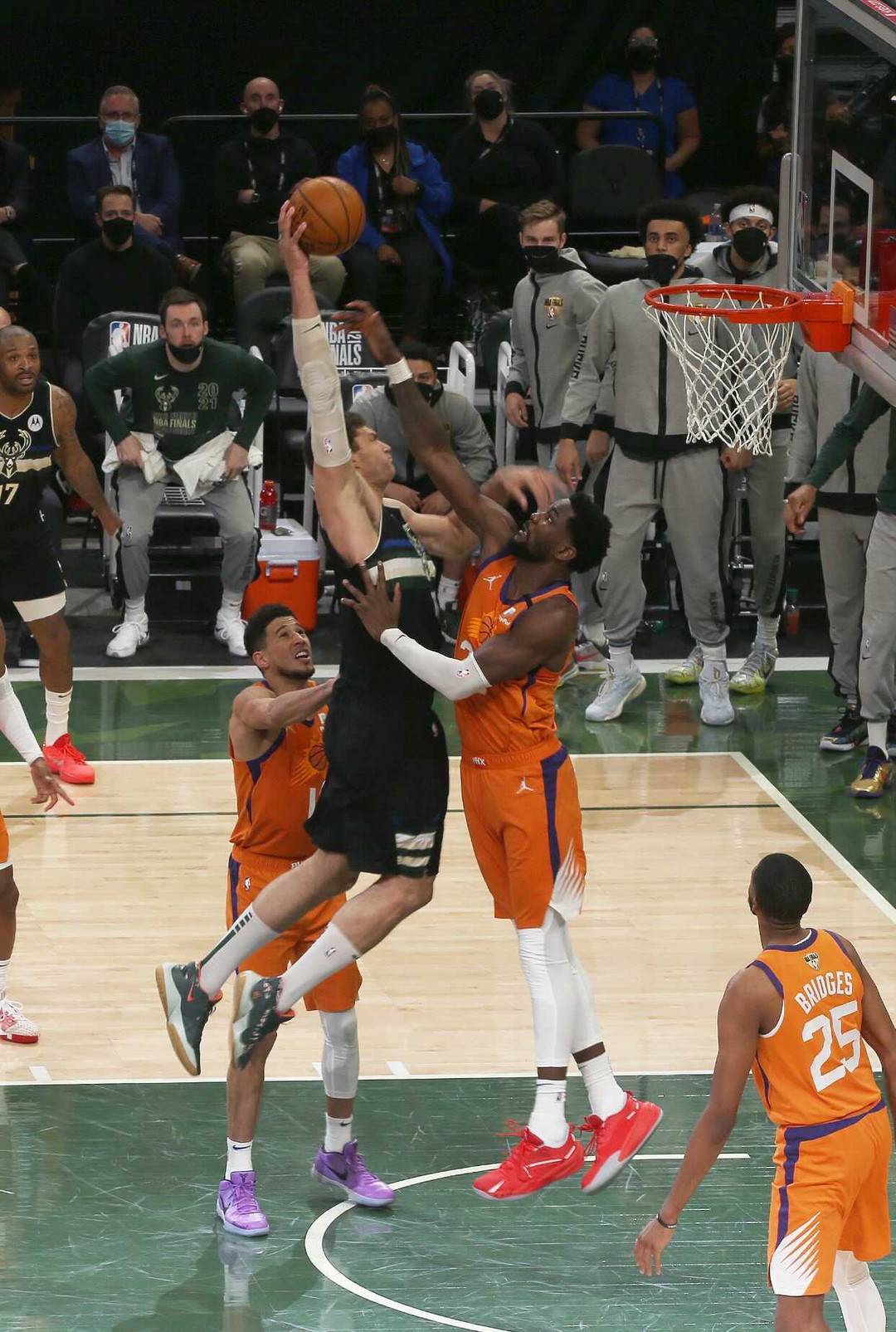 巴西男篮碾压雄鹿，拉文打破历史纪录