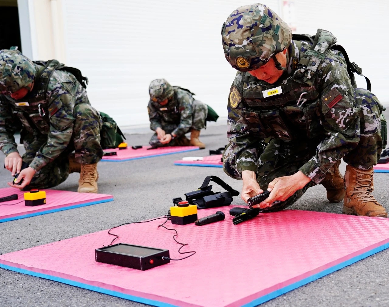 球队备战教练组调整战术策略，以迎战强敌