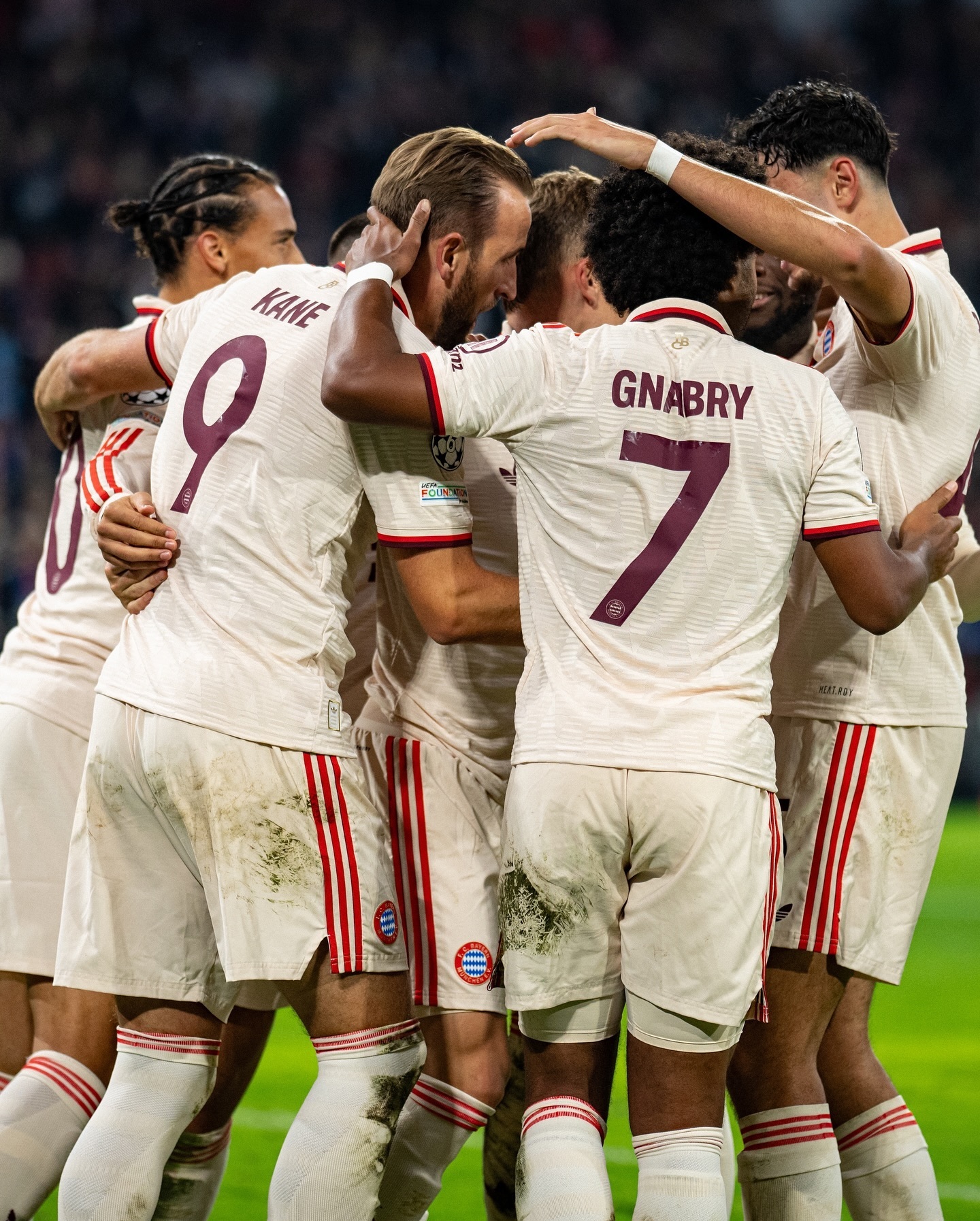 拜仁慕尼黑球迷集体欢呼球队取得胜利 拜仁慕尼黑球迷集体欢呼球队取得胜利