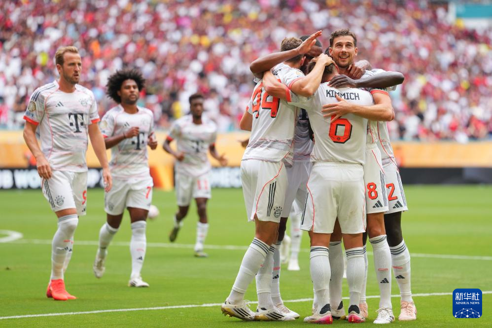 拜仁慕尼黑球迷集体欢呼球队取得胜利 拜仁慕尼黑球迷集体欢呼球队取得胜利