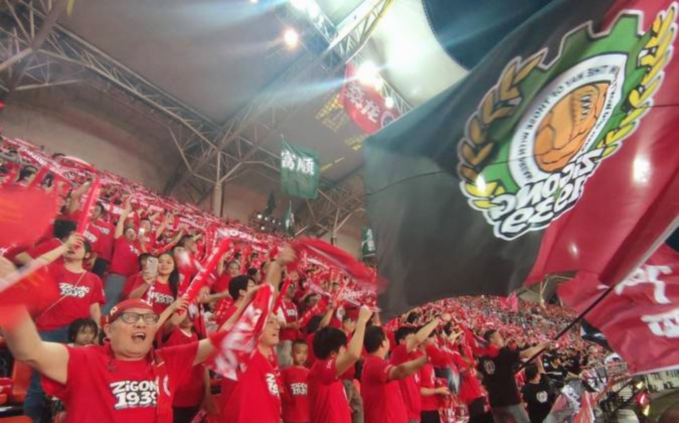 足球赛事精彩纷呈，球迷狂热支持