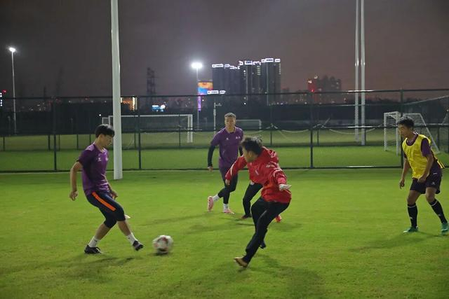 人和球队备战，为取得比赛胜利加紧训练