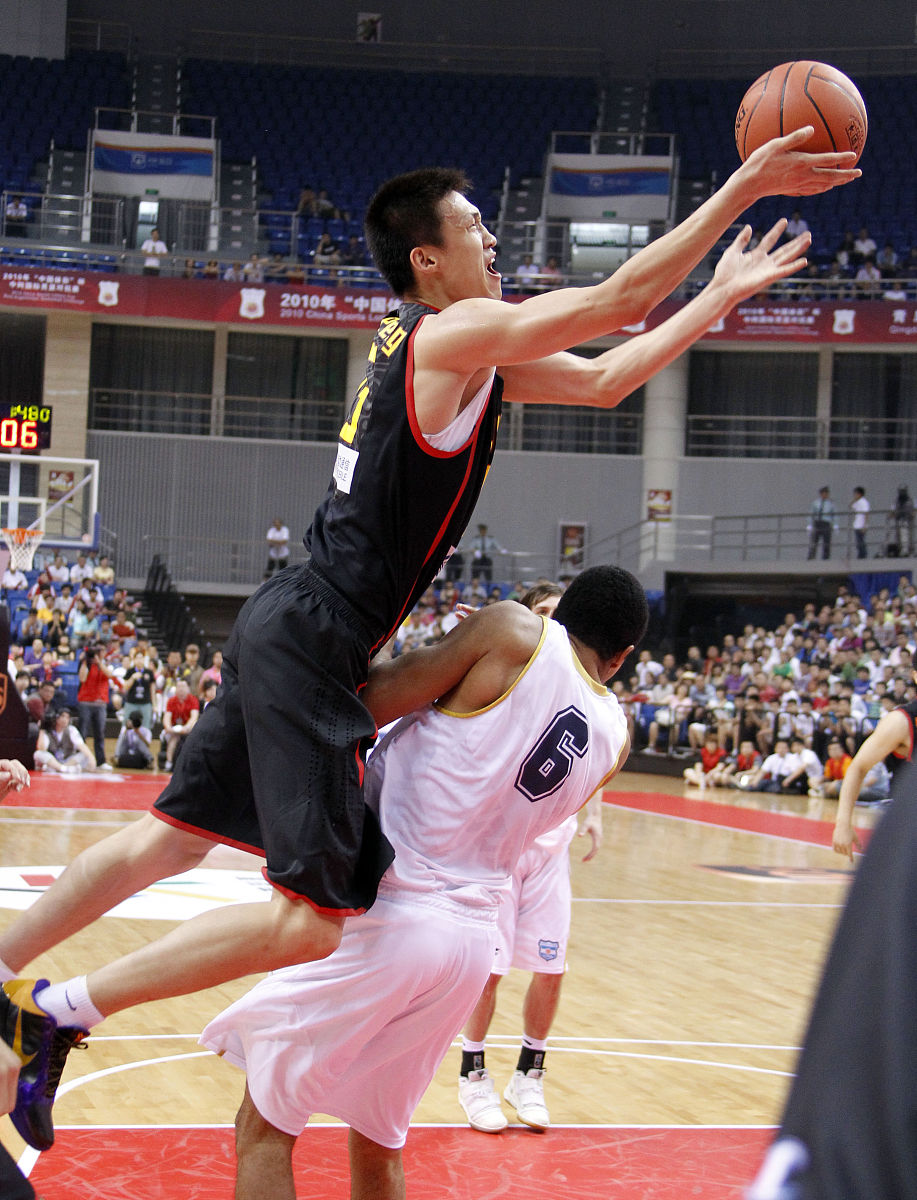 篮球赛场上发生全队配合完美一幕，震撼全场的简单介绍