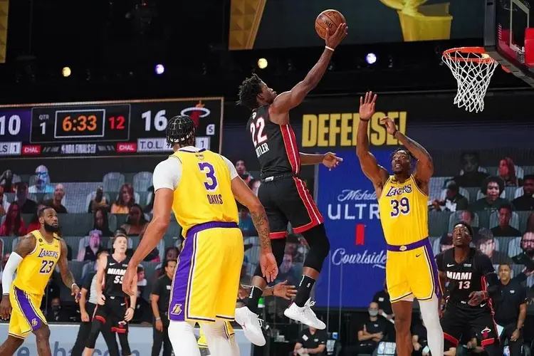 上海队翻盘天津队，浓眉哥刷新纪录