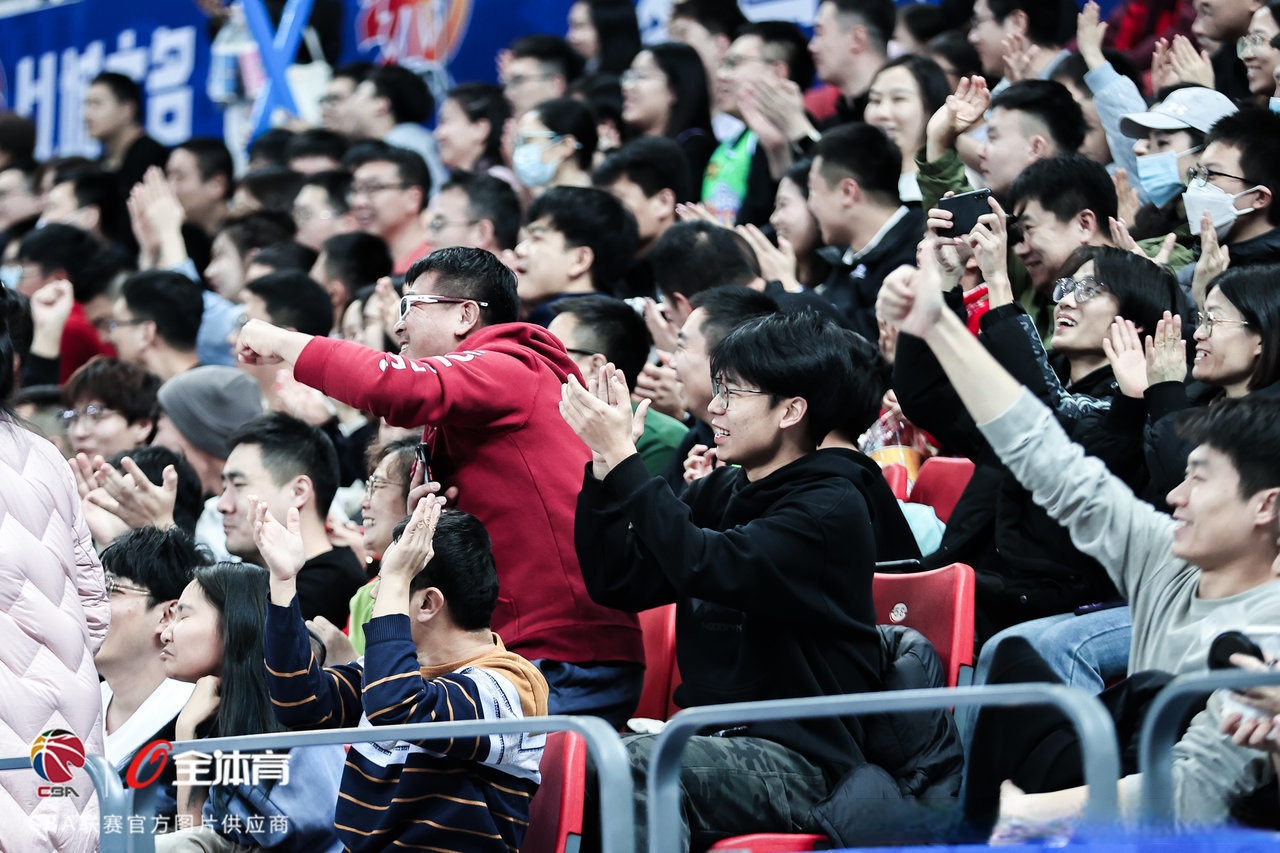 全新赛季吸引球迷目光，场上精彩纷呈的简单介绍