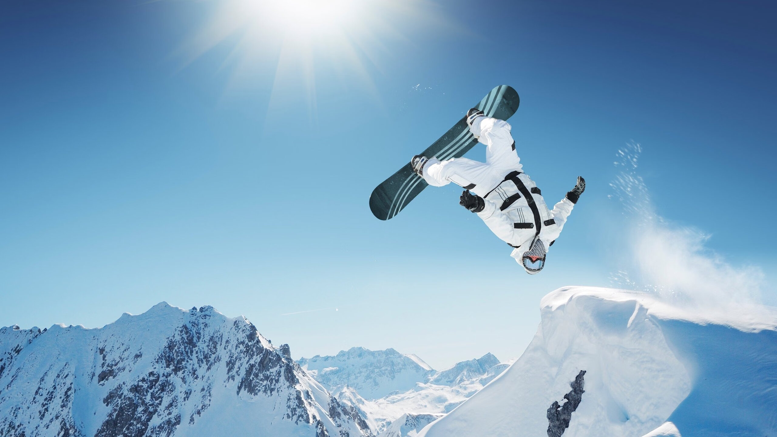 赛道与绿茵的交响，当F1争冠焦点遇上瑞士速胜塞内加尔