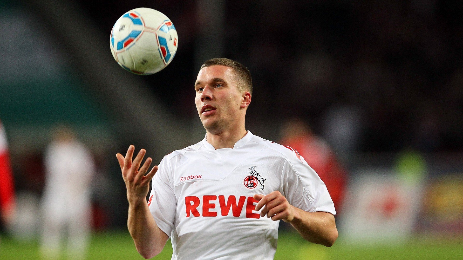 逆转与统治，从绿茵场到乒乓球台的双重奏