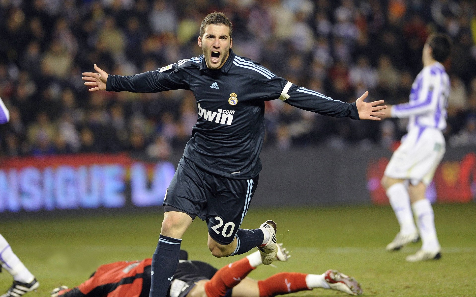 小贾伦关键三分如利刃出鞘,勇士主场力克深圳捍卫荣耀